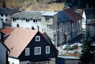 Blick über den Ort, im Mittelpunkt Fabrik mit Fahrstuhlschacht