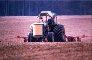 Fotografie: Säverfahren, Einzelkornsaat, Zuckerrübe, Bandspritzung, Terrareifen