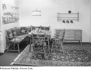 Sitzgruppe : Küche "Utrecht" (1972; VEB Stilmöbel Barchfeld). Ansicht mit Sitzgruppe, Anrichte und Wandbord