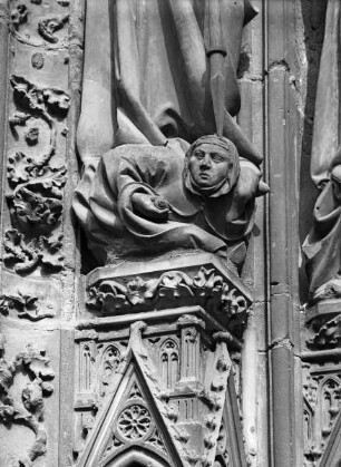 Nördliches Westportal — Linkes Gewände: Kampf der Tugenden gegen die Laster — 1. Gewändefigur: Tugend