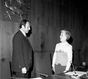 Kreistag im Kreistagssitzungssaal: Wahl Kreisausschuss: Verpflichtung von Gertrud Lege durch Kreispräsident Hubert Priemel