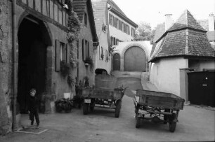 Burkheim: Gasse mit Karren und Hoftore