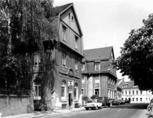 Großenhain, Mozartallee 143 und 145. Wohn- und Geschäftshäuser (A. 20. Jh.). Straßenansicht