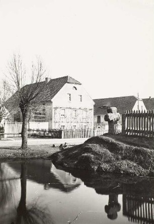 Crostwitz, Steinkreuz (D 112) am Dorfteich