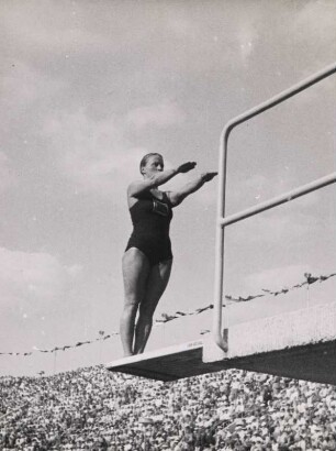 Athletin beim Turmspringen