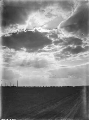 Landschaft : Unbekannter Ort. Landschaft, am Himmel Schicht-Haufenwolken (Stratocumulus), bei Crimmitschau?