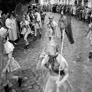 Karpfenfest: Umzug: Fischerinnengarde mit Keschern: an den Straßenrändern Zuschauer, 8. Oktober 1961