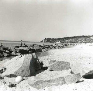 Hiddensee. Ostseeküste. Strand mit Steinschutzdamm bei Kloster. Blick nach Norden zur Hucke