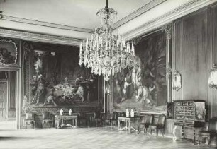 Großer Speisesaal : Dresden, Residenzschloss, Großer Speisesaal, Eckansicht mit Kronleuchter und Gobelins