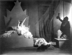 Uraufführung "Cardillac" von Paul Hindemith : Cardillac. Oper von Paul Hindemith auf Text von F. Lion nach E. T. A. Hoffmann. Staatsoper Dresden, Uraufführung 09.11.1926 unter Leitung von Fritz Busch. Szene I. Akt 2. Bild mit Grete Nikisch als Dame, Ludwig Eybisch als Kavalier und Robert Burg als Cardillac