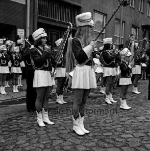Oldesloer Spielmannszug von 1964 e.V.: Jugendspielmanns- und Fanfarenzug: Marktplatz: Platzkonzert: hinten links Hauptgebäude der Kreissparkasse Stormarn: davor Zuschauer