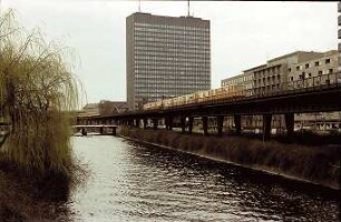 Berlin: Hochbahn-Viadukt am Landwehrkanal mit Hochhaus Postscheckamt
