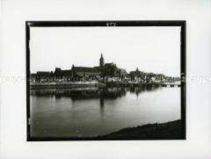 Blick auf die Marienburg und die umliegende Stadt