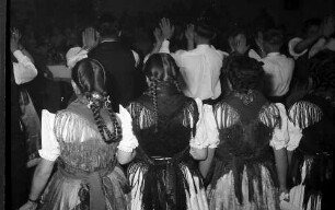 Offenburg: im Haus der Familie Schuller, Trachtengruppe beim Tanz