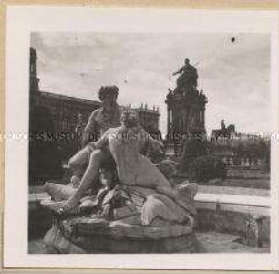 Wien, Maria-Theresia-Platz mit Denkmal der Kaiserin und mythologischem Brunnen