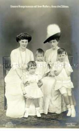 Kronprinzessin Cecilie mit ihrer Mutter und ihren drei Söhnen