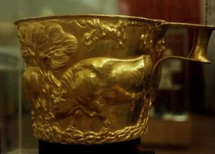Vaphio-Becher: Mann mit Stieren : Athen. Archäologisches Nationalmuseum. Goldbecher aus dem Grab von Vafio, Peloponnes, mit wilden und gezähmten Stieren. 15. Jh. v. Chr., Höhe: 8 cm