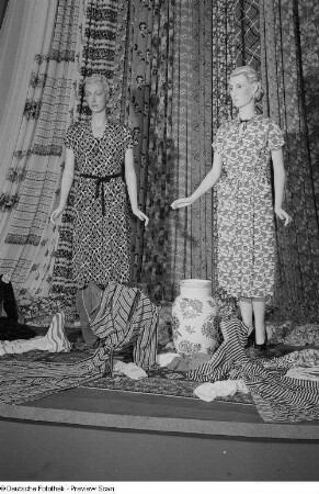 Textilien und Damenbekleidung an Schaufensterpuppen auf der Leipziger Herbstmesse 1954