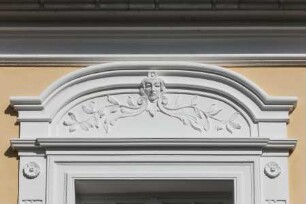 Relief mit weiblichem Kopf und Rankwerk