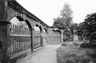 Eliasfriedhof, offene Gruftanlagen : Dresden. Eliasfriedhof. Westseite, Grüfte mit Gitter aus Brettern in Art der Brettbaluster