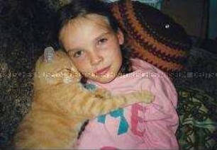Mädchen schmust mit rotgetigerter Katze (Altersgruppe bis 14)