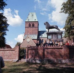Ratzeburger Dom : Ratzeburg. Dom (ab 1160) mit Löwen-Denkmal