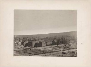 Kayseri von Südwesten : Blick aus südwestlicher Richtung auf die Stadt Kayseri und das Kastell. Im Vordergrund Basarhallen, links im Hintergrund Regierungsgebäude.