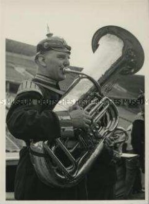 Musizierende "Maikäfer-Kapelle" (in nostalgischer Wiederaufnahme des Garde-Füsilier-Regiments (?))