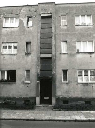Dresden-Trachau. Wohnsiedlung der Gewobag (1928/um 1935; H. Richter). Wohnblock, Fraunhoferstraße 1/3 ff.. Haustür und Treppenhaus (Nummer 5)