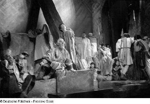 Szenenbilder aus der Tragödie "Judith" von Christian Friedrich Hebbel am Hebbel-Theater Berlin