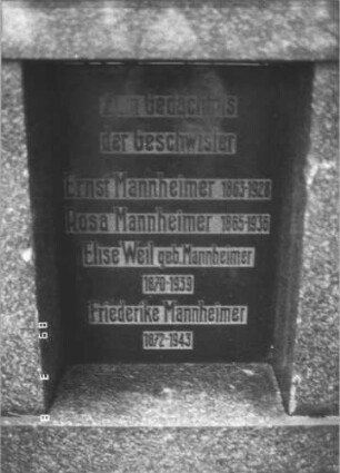 Grabstein 9 (Index: 99808642) Material: polierter Granit und ? Zustand: sehr gut Maße HxBxT: 122x119x24 cm Beschreibung: Breitstele, getreppter Sockel, giebelartiger Abschluß, Schriftteil zurückgesetzt Besonderheit: Familiengrab / Gedenkstein: Grabstein 9A