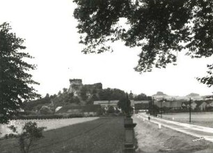 Jestřebí (Tschechien/Habichtstein). Ortsansicht mit Burgruine Habichtstein. Blick von Süden