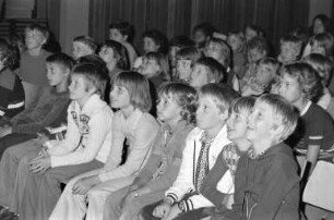 Hanauer Puppentheater von Oskar Feder. Eröffnungsvorstellung im Hanns-Löw-Saal für Gastspiele in Karlsruher Grund- und Hauptschulen