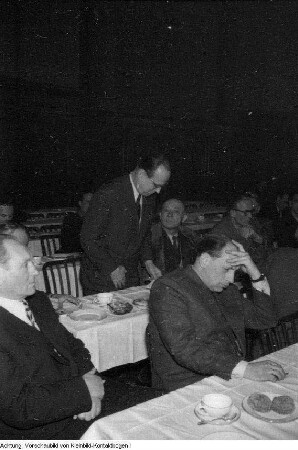 Dresden. Dr. Johannes Dieckmann Liberaldemokratische Partei Deutschlands (LDPD) 1893-1969, Präsident der Volkskammer vor der Intelligenz Dresdens anlässlich des 13. Februars, 1956