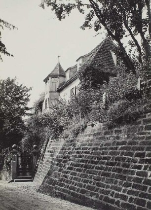 Dresden-Loschwitz, Stürenburgsche Villa, Straßenansicht mit Stützmauer und Portal
