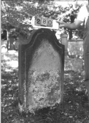 Grabstein 280 (Index: 99609917) Material: Sandstein Zustand: stark verwittert, vollständiger Textverlust Maße HxBxT: 110x61x11 cm Beschreibung: Stele, Konvexbogenabschluß, Schriftfeld erhaben: Grabstein 280