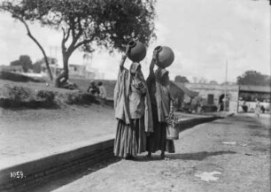 Indien. Agra. Frauen mit Tonkrügen (Wasserträgerinnen)