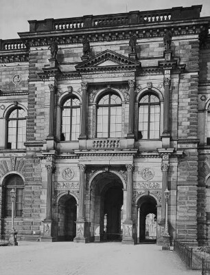 Dresden, Zwinger : Dresden-Altstadt. Zwinger. Mittelrisalit der Fassade der Gemäldegalerie