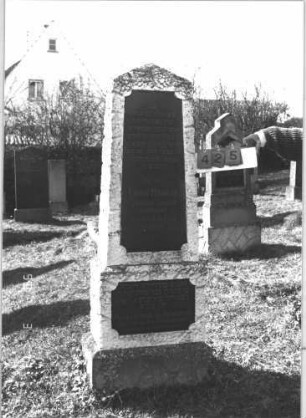 Grabstein 425 (Index: 99786390) Maße HxBxT: 189x60x33 cm Besonderheit: Doppelgrab (für Eheleute?): Grabstein 425