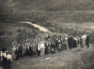 Norwegen. Gruppenbild mit Touristen der Hapag und Samenfamilie in ihrem Lager an einem Fluß bei Tromsø