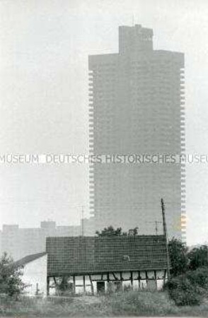 Niedriges Fachwerkhaus, im Hintergrund Hochhaus (Altersgruppe 18-21)