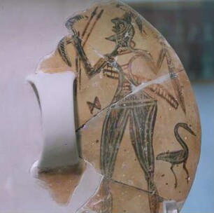 Tonschild mit jagendem Krieger aus Tiryns : Nauplia. Archäologisches Museum. Votivschild mit jagendem Krieger aus Tiryns