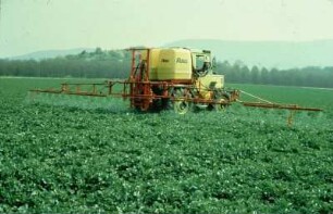 Fotografie: Feldspritze angebaut, Systemtraktor