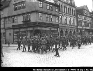 Einzug der Regierungstruppen in Wolfenbüttel Enthält: Marschierende Soldaten auf dem Stadtmarkt, Zuschauer