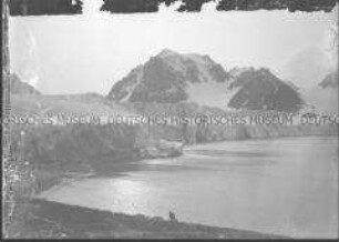 Schneebedeckter Berg, Gletscher und Fjord, Nordlandreise, Norwegen