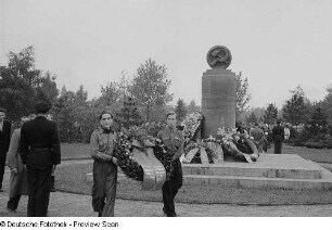 Kranzniederlegung zum Tag der Befreiung am Sowjetischen Ehrenmal auf dem Ostfriedhof