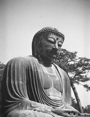 Großer Buddha (Daibutsu) : Großer Buddha (Daibutsu). Bronze; H. 11,4 m, Gewicht 93 t (1252 begonnen; Ōno-Gorōemon, Tanji-Hisatomo). Teilansicht. Kamakura, Kōtoku-in