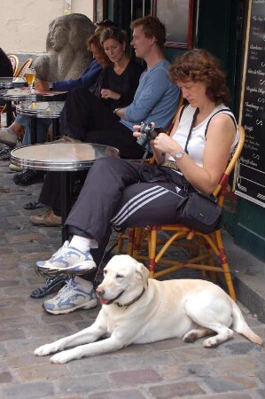 Gäste im Straßencafè am Montmartre