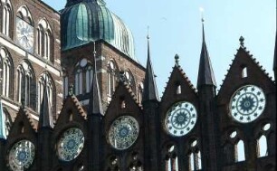 Stralsund - Rathausgiebel : Rathausgiebel in Stralsund. Aufgenommen 2001