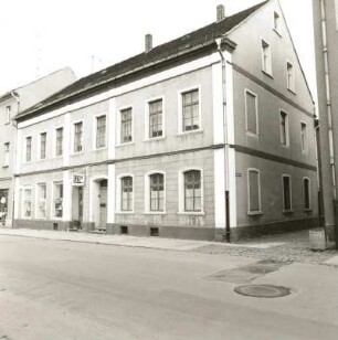 Grimma, Lange Straße 21 / Ecke Braugasse. Wohn- und Geschäftshaus (Anfang 19. Jahrhundert). Straßenansicht mit Giebelseite